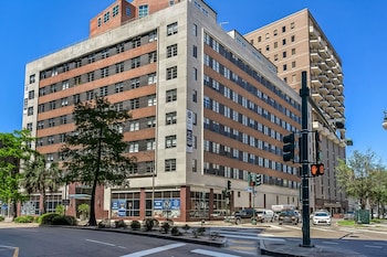NOLA Charm Luxury 4-Bed Retreat Steps from French Quarter