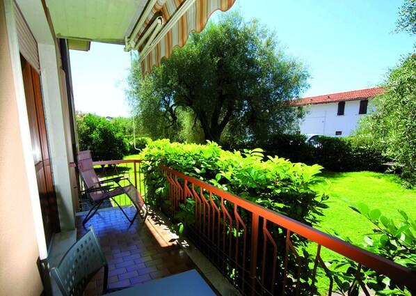 Property grounds - Apartment Ortensia: air conditioning, pool and charging station for electric cars 22 KW, 250 meters from the lake (Maderno)