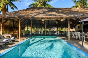 Una piscina al aire libre