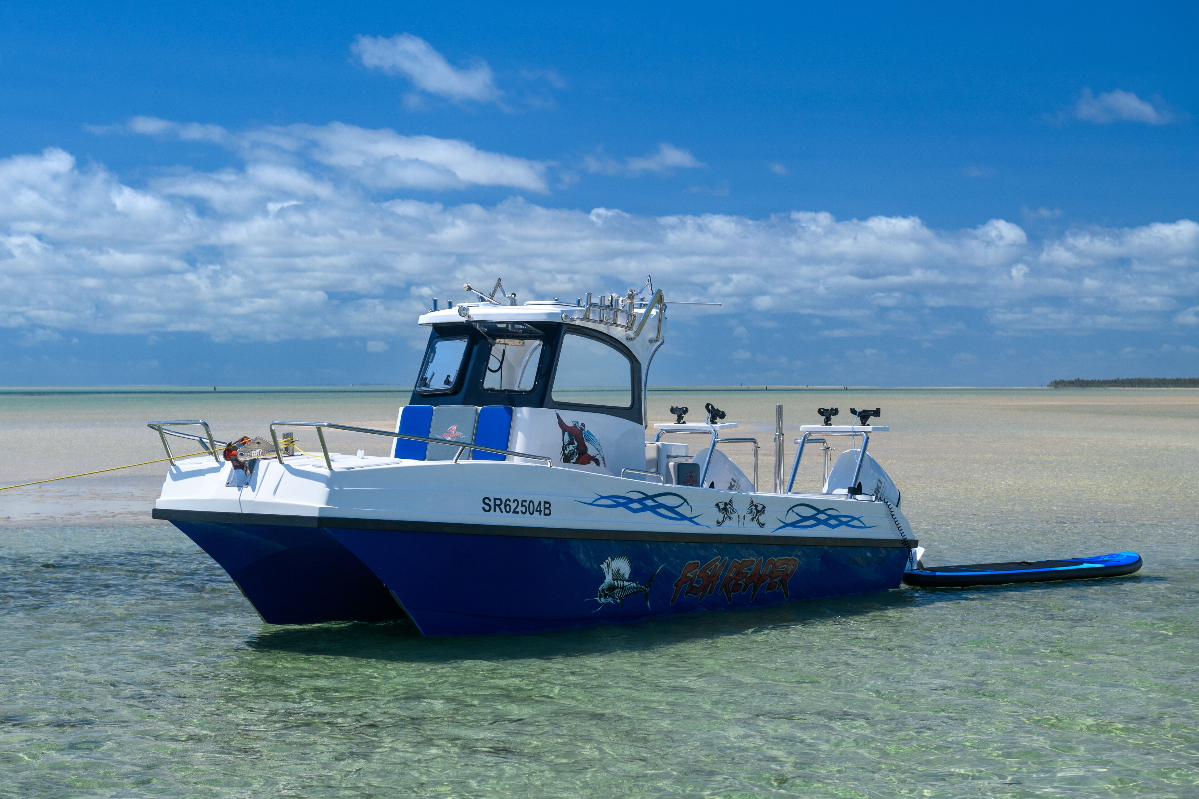 Un bateau portant le numéro d’immatriculation SR62504B était amarré dans une mer calme et paisible.