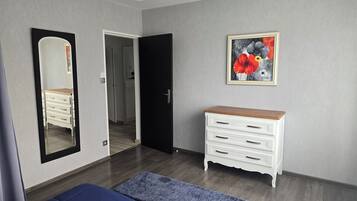 2 bedrooms, iron/ironing board, free WiFi, bed sheets