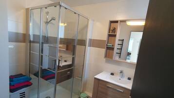 Shower, jetted tub, hair dryer, towels