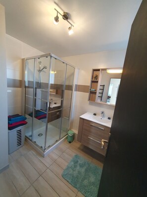 Douche, baignoire à jets, sèche-cheveux, serviettes fournies