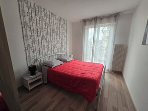 2 bedrooms, iron/ironing board, free WiFi, bed sheets