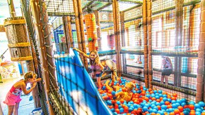 A play area with a slide and a ball pit. - Family Hotel Alexander (Jesolo)