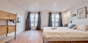 5 bedrooms, in-room safe, desk, iron/ironing board - JUST OFF OPERA GARNIER, EXPERIENCE THE LUXURY OF GRANDS BOULEVARDS (Paris)