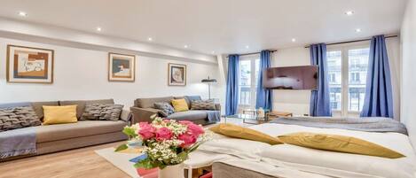 5 室のベッドルーム、セーフティボックス (室内)、デスク、アイロン / アイロン台