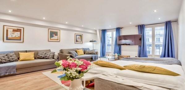 5 chambres, coffres-forts dans les chambres, bureau
