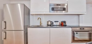 Réfrigérateur, micro-ondes, four, plaque de cuisson
