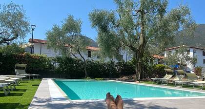 Apartment Farfalla with air conditioning, pool 10 x 5 and parking, 250 meters from the lake