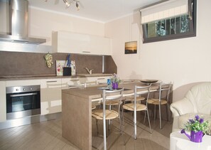 Fridge, microwave, oven, stovetop - Apartment Farfalla with air conditioning, pool 10 x 5 and parking, 250 meters from the lake (Maderno)