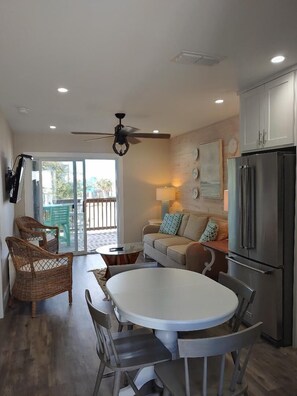 TV - After a day of fishing, kick back on 1 of 2 decks & enjoy the coastal breeze (Port Aransas)