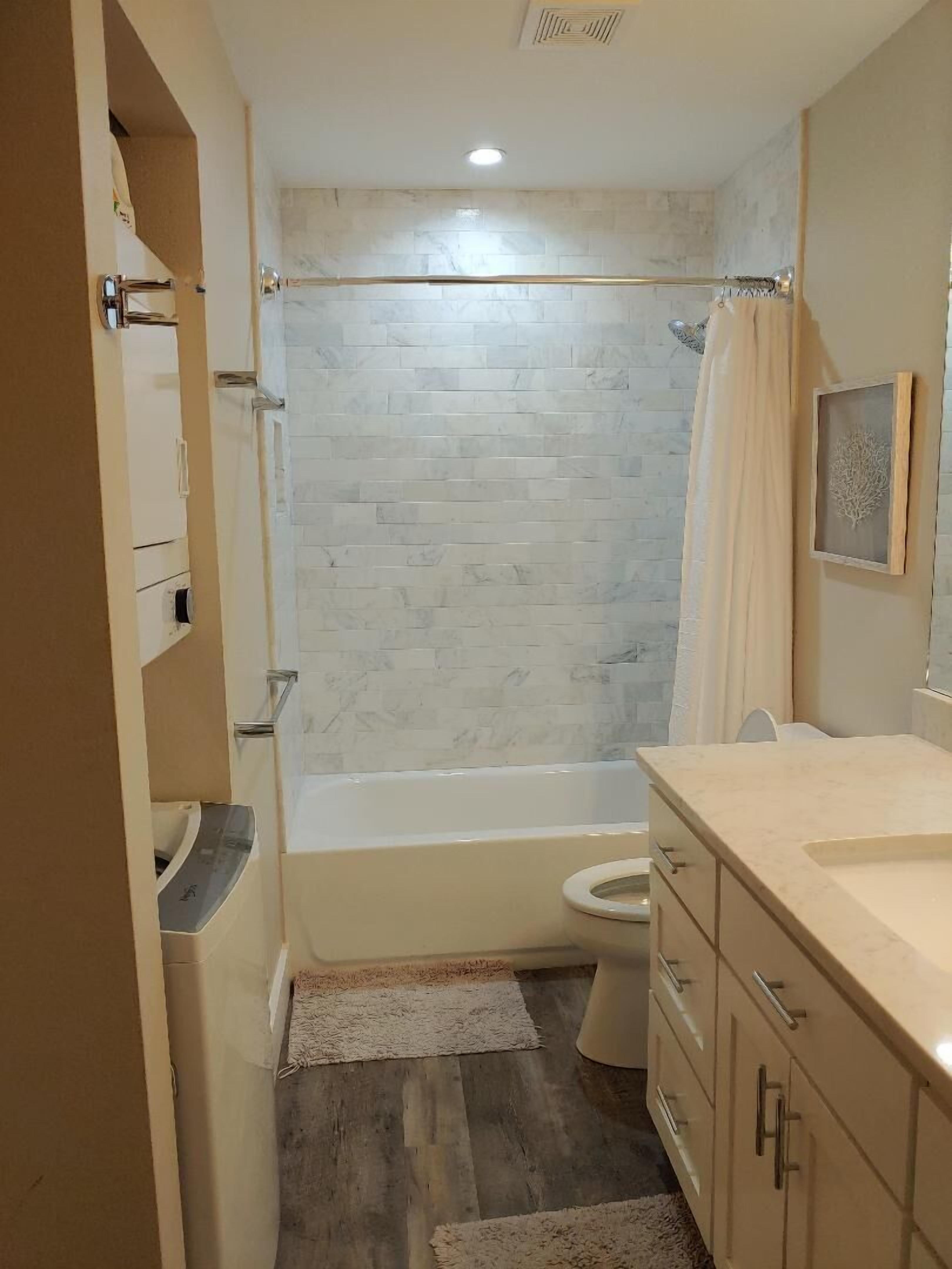 Bay Tree Condo sleeps 8, lighted fishing pier, boat slips, and pool