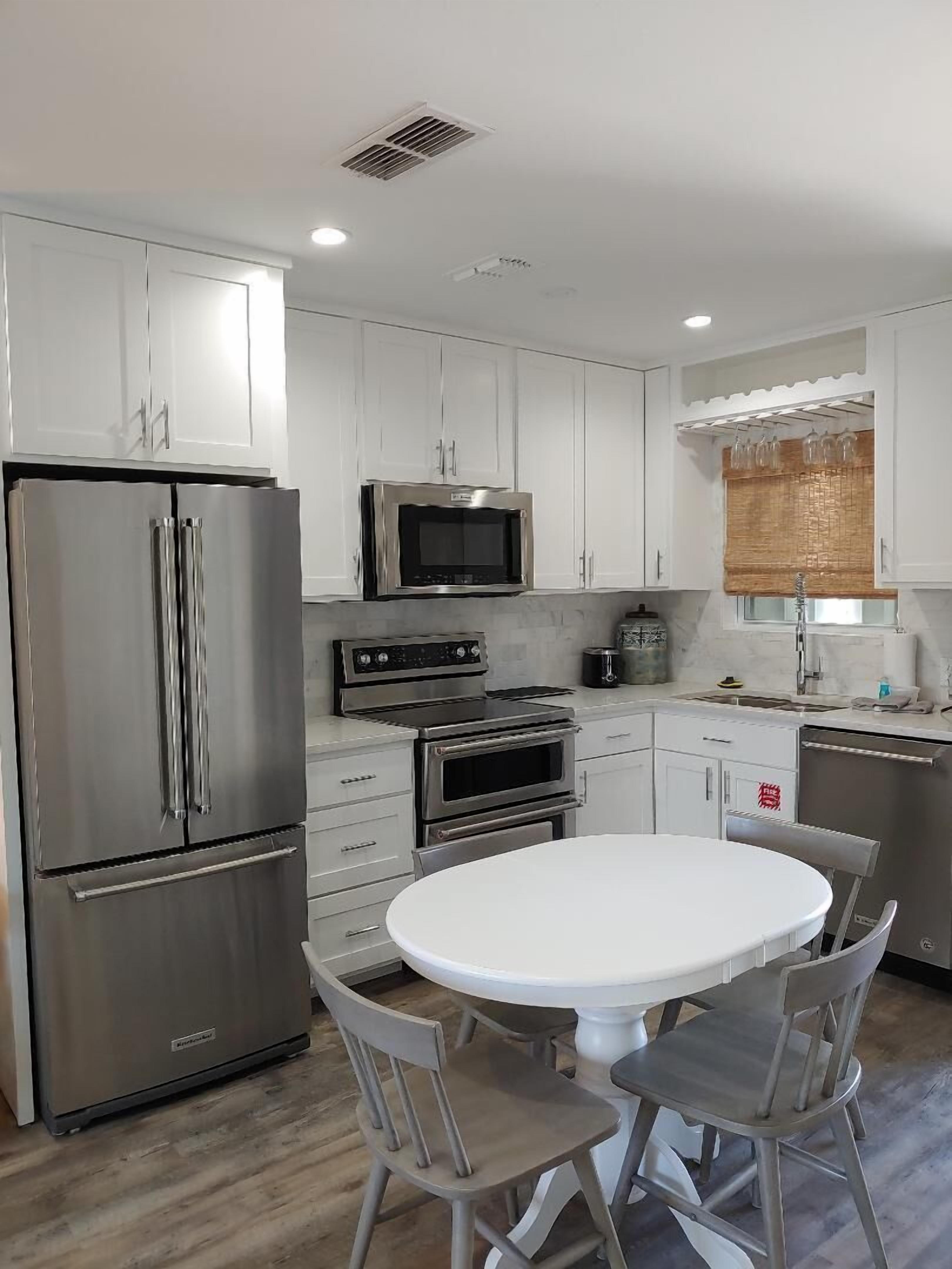 Bay Tree Condo sleeps 8, lighted fishing pier, boat slips, and pool