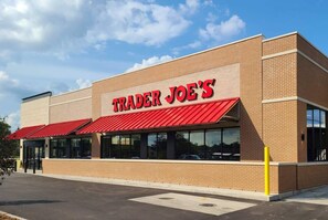 Een Trader Joe's winkel met een rode luifel en een gevel van baksteen.