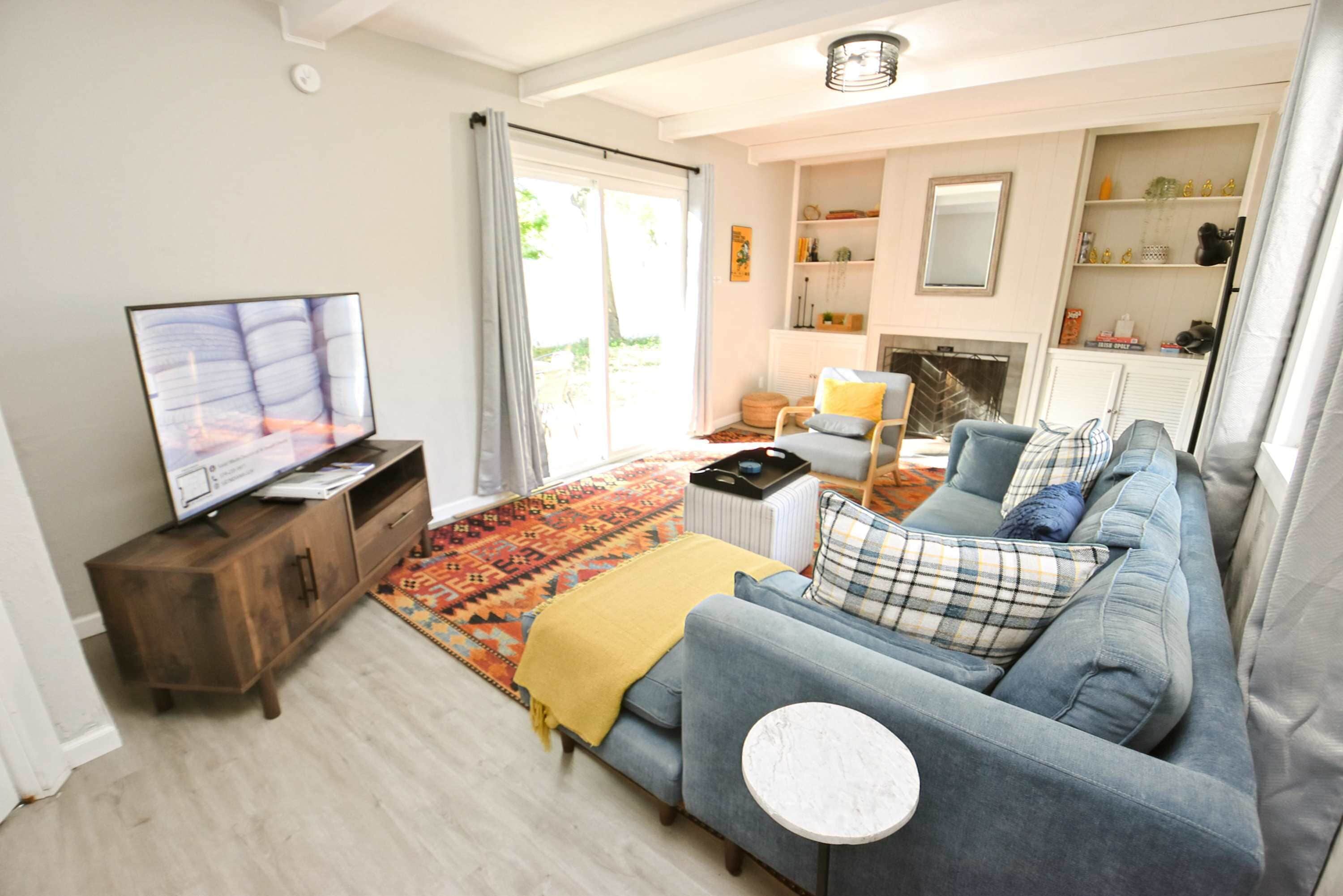 Smart TV, fireplace
