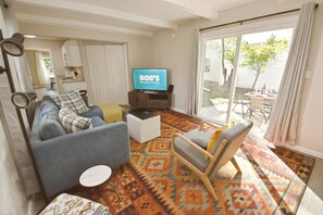 Télévision, cheminée, espaces bureaux