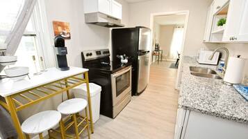 Coffee/tea maker, fridge, microwave, oven