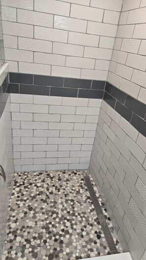 Shower, towels, toilet paper - Buckshot Lake, Plevna Ont 322 feet of water front on a beautiful private lake (Plenva)