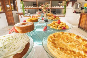 Café da manhã com buffet grátis todos os dias