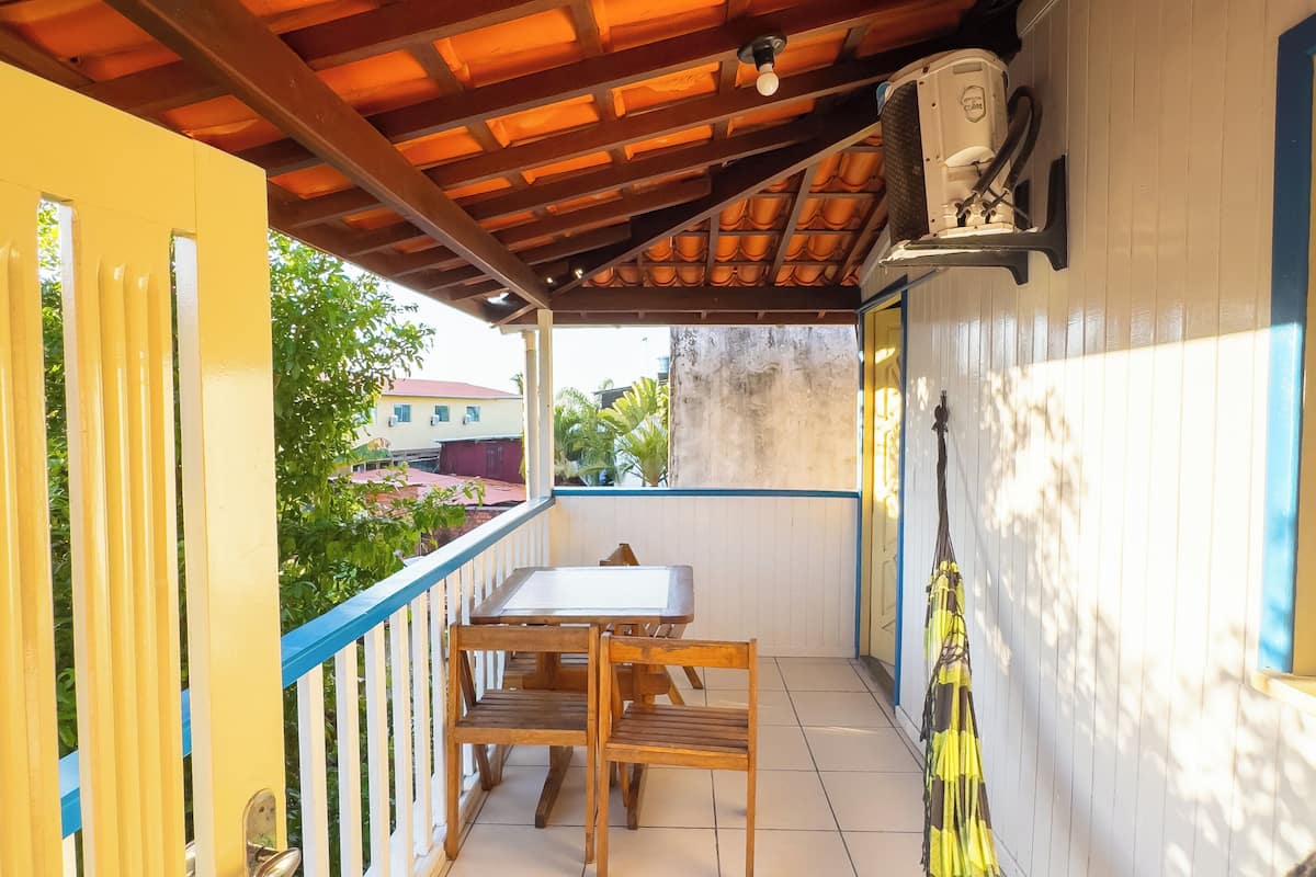 Quarto Duplo com Varanda | Cortinas blackout, wifi gratis y ropa de cama