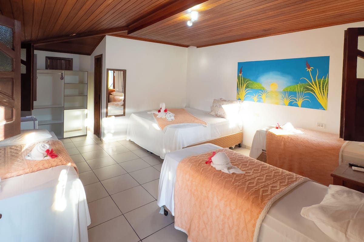 Cortinas blackout, wifi gratis y ropa de cama