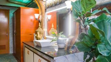 Dusche, Haartrockner, Bidet, Handtücher