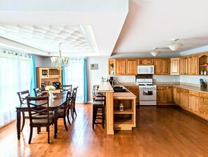 冷蔵庫、電子レンジ、オーブン、コンロ