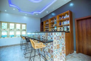 2 من البارات/الاستراحات، 2 من البارات على حمام السباحة