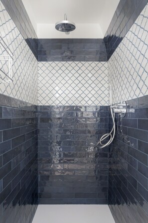 Suite estudio de lujo | Baño | Ducha y cabezal de ducha tipo lluvia