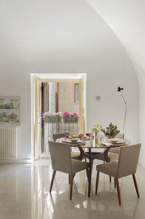 Luxury Studio Suite | Dapur peribadi | Peti sejuk/penyejuk beku saiz penuh, pembancuh kopi espreso 