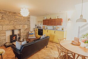 Interior - East Dell - a cosy woodland hideaway (Nethy Bridge)