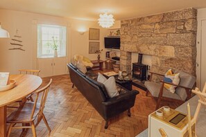 Smart TV, fireplace, books, music library