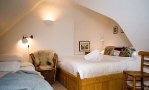 2 bedrooms, iron/ironing board, travel cot, free WiFi - East Dell - a cosy woodland hideaway (Nethy Bridge)