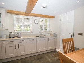 Fridge, dishwasher, electric kettle, cookware/dishes/utensils - Jessamine Cottage (Ambleside)