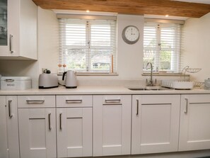 Fridge, dishwasher, electric kettle, cookware/dishes/utensils - Jessamine Cottage (Ambleside)