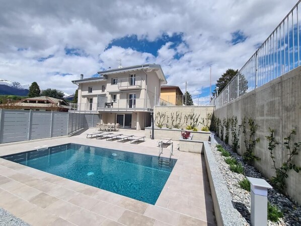 Outdoor pool - Villa Claudia with pool, near the beach and the famous villages of Como Lake (Colico Piano)