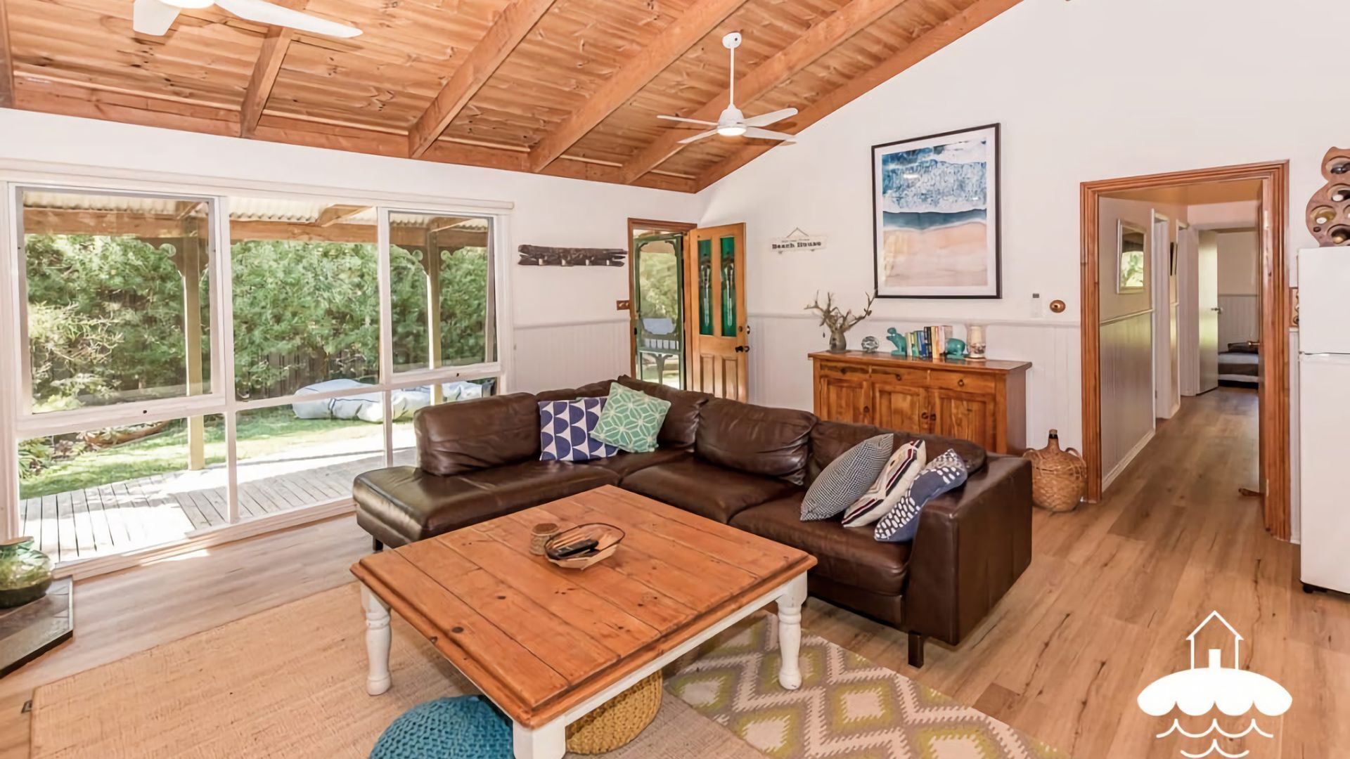 スマートテレビ、暖炉、DVD プレーヤー、書庫