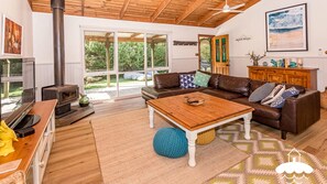 Smart-TV, peis, DVD-spiller og bøker