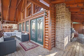 Terrace/patio - Stunning Mountain Cabin w/ Hot tub (Gatlinburg)