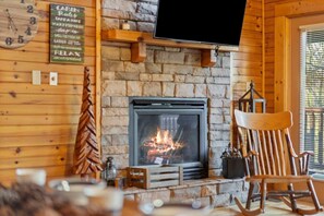 Interior - Stunning Mountain Cabin w/ Hot tub (Gatlinburg)