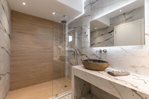 Dusj, hårføner, håndklær og såpe