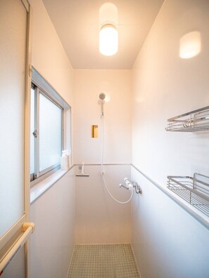 シャワー、ヘアドライヤー、タオル、石鹸