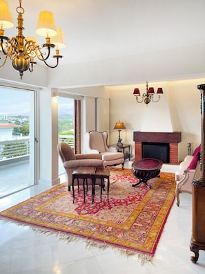 Smart-TV, Kamin, Bücher