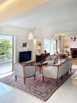 Smart-TV, Kamin, Bücher