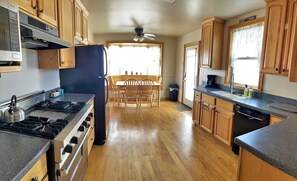 House, 4 Bedrooms | Private kitchen | Fridge, oven, coffee/tea maker, toaster