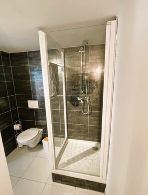 Dusche, Haartrockner, Handtücher, Seife