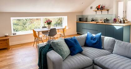 Luxury private apartment between historic Salisbury and the New Forest.