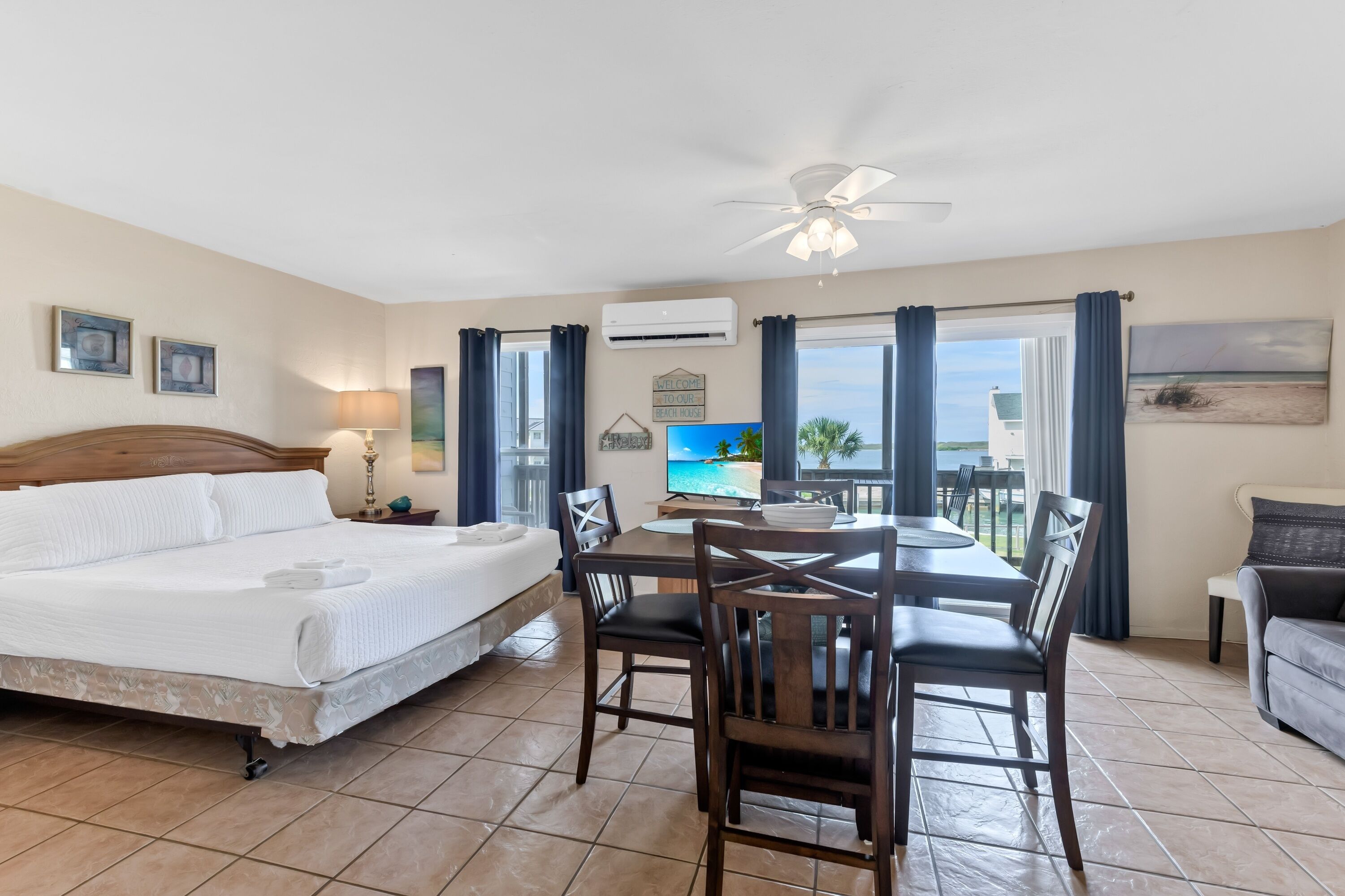 Bay Tree D5 Condo by Redawning