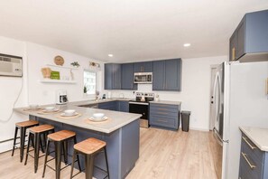 ثلاجة، ميكروويف، فرن، موقد طهي مسطح